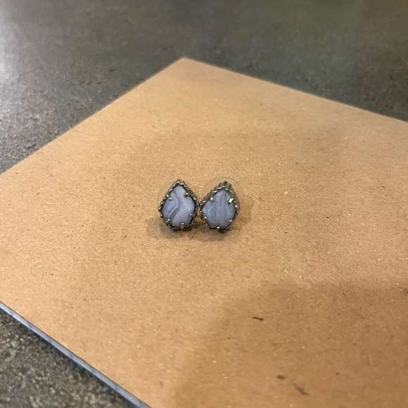 Kendra Scott Stud Earrings - Picture 1 of 2